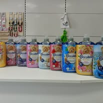 Mehčalci Coccolino na polici v trgovini Belina